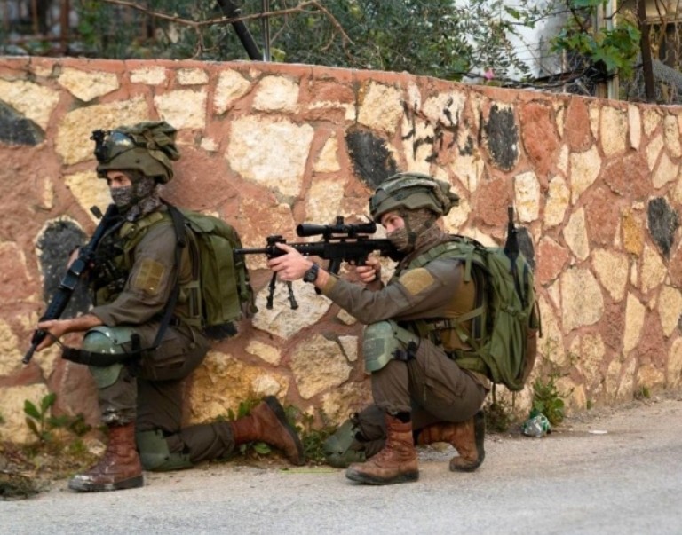الاحتلال يقصف منزلا في مخيم جنين بالقذائف ويصيب ثلاثة فلسطينيين بالرصاص الاحتلال